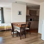 Golden House Apartment *